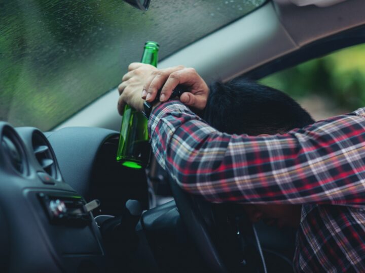 Skandaliczne zdarzenie w Konstancinie-Jeziornie: Pijany mężczyzna siada za kierownicą po kłótni z żoną