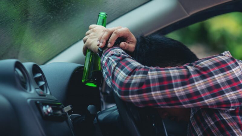 Skandaliczne zdarzenie w Konstancinie-Jeziornie: Pijany mężczyzna siada za kierownicą po kłótni z żoną