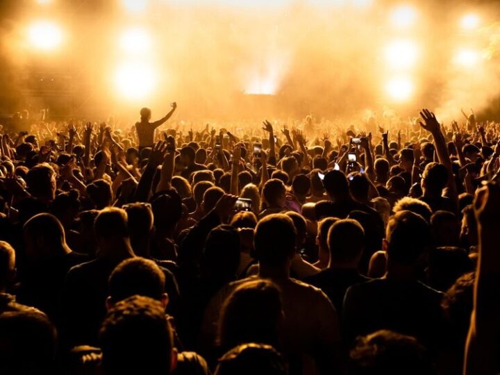 Swingowe rytmy i humor w Hugonówce – niezapomniany koncert dla seniorów