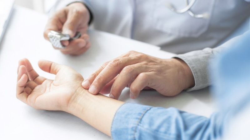 Nabór na telemedyczne opaski bezpieczeństwa dla seniorów – zgłoszenia do 8 maja